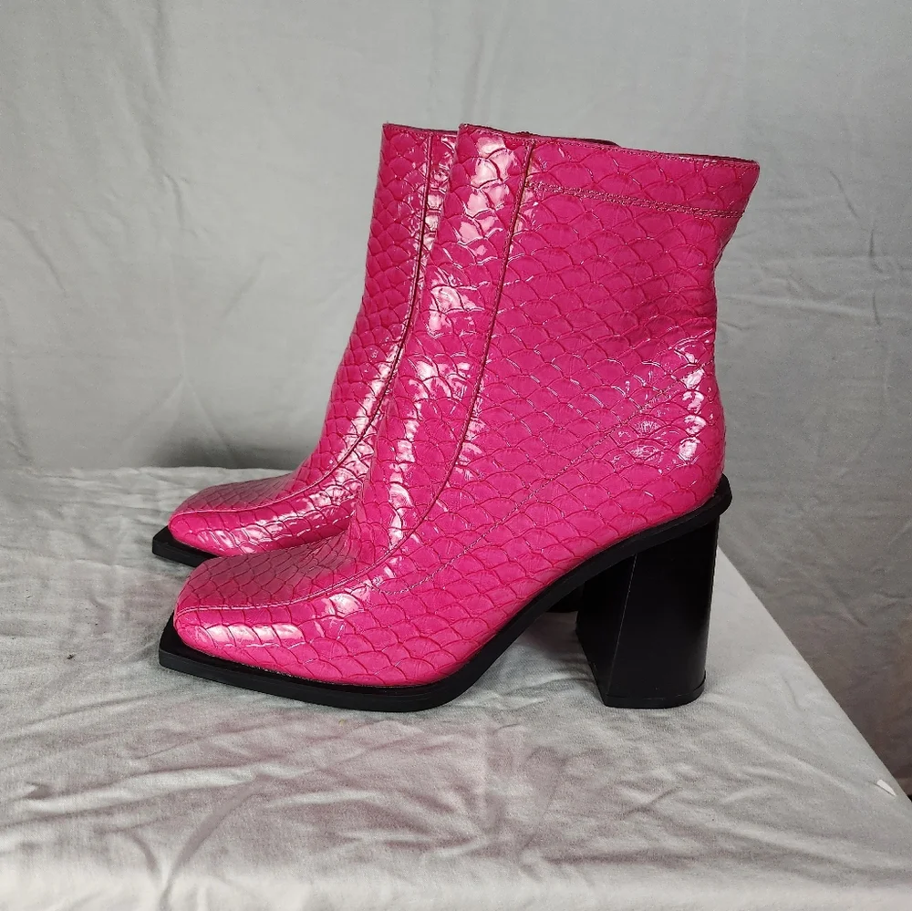 Daisy Street Exclusive heeled boots in pink croc - Picture 4 of 8